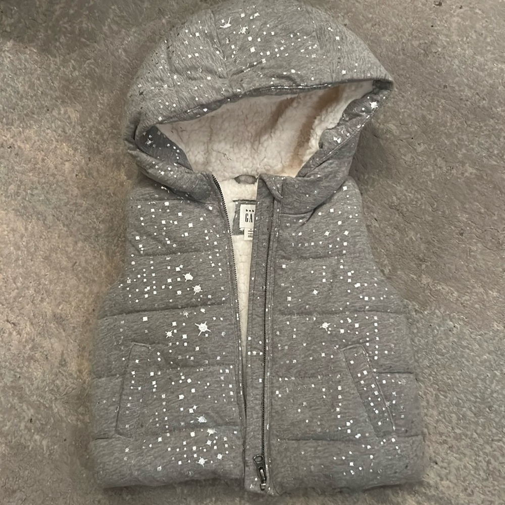 Baby Gap little girls furry lined vest in size 4T. Excellent condition. Gray